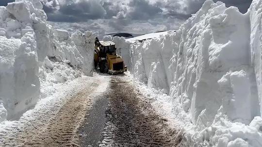 Nisan ayında 4 metre karla mücadele