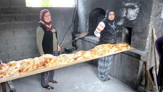 Asırlık geleneği iki komşu imece usulü yaşatıyor