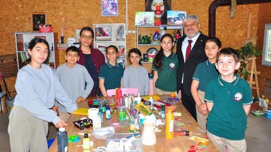 Köy okulunda geri dönüşümle sanat ve müzik eğitimi