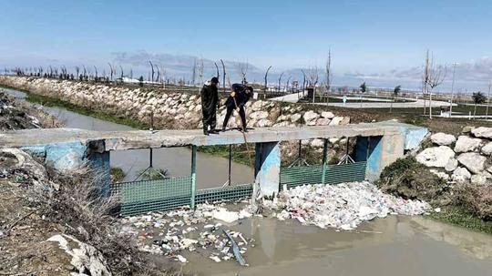 İnci kefalinin göç yolunda 2 ton atık temizlendi