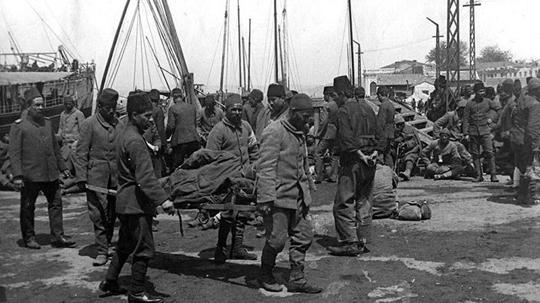 Çanakkale Savaşları sırasında yaralıların tedavisi için birçok okul hastaneye çevrilmiş