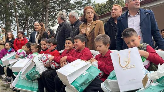 Gazetecilerden 19 yıl önce tadilatını yaptıkları okulun öğrencilerine bayram hediyesi