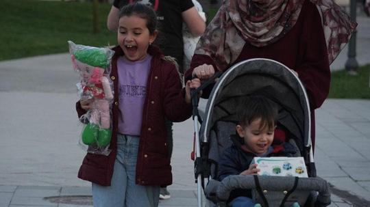 Düşen oyuncaklar çocuklara bayram hediyesi oldu