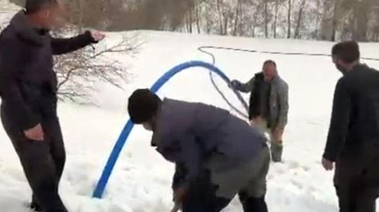 Çığ altında kalan su şebekesi devre dışı kaldı; 400 metre boru döşenerek yeniden suya ulaşıldı