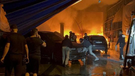 Tamirhanede yangın; 5 araç yandı