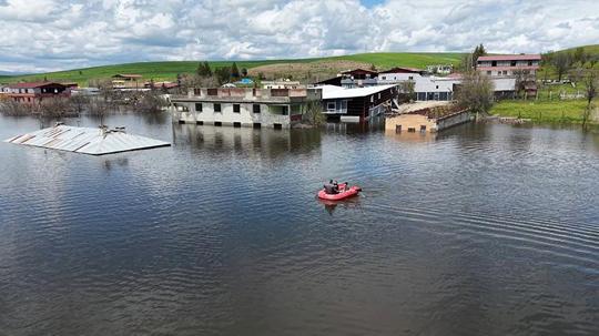 Baraj kapakları açıldı, boşaltılan 10 ev su altında kaldı