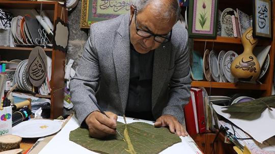 Yurt dışından getirttiği özel yapraklara sanatını işliyor