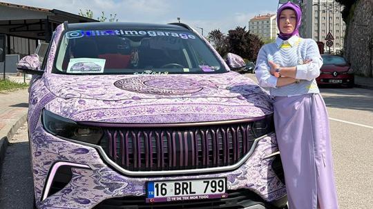 Otomobilini Türk motiflerinin yer aldığı mor renkli halıyla kapladı