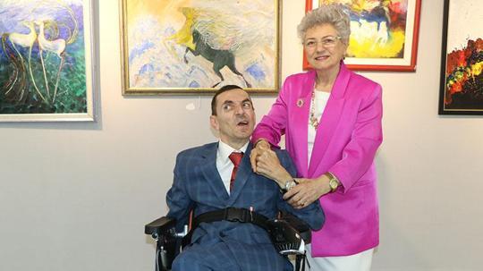 52 yıldır yatalak oğluna bakan emekli öğretmenden 15’inci resim sergisi