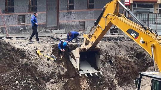 İnşaat temel kazısı sırasında doğal gaz borusu patladı