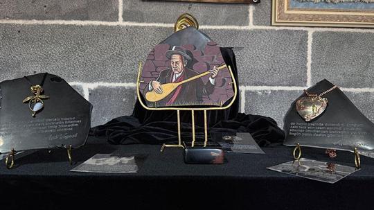 14 usta, Aşık Veysel’in şiirleri ve hayatını obsidyen taşlarına işledi