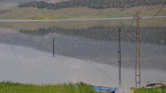 Tahtaköprü Barajı kıyısındaki elektrik direkleri, 52 yıl sonra ilk kez suya gömüldü