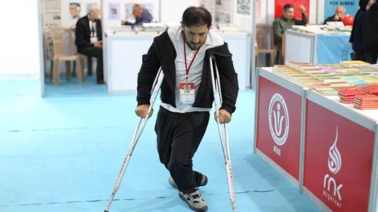 Engelleri kalemiyle yıktı; okula gitmeden 3 roman yazdı