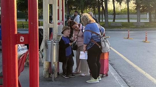 Nazar, 7 yıl sonra kavuştuğu annesiyle yeni hayatı için yola çıktı; DHA o anları görüntüledi