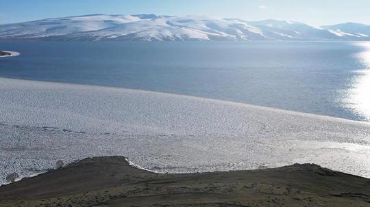 Çıldır Gölü'nün yüzeyindeki buzların çözülmesi dron kamerasında