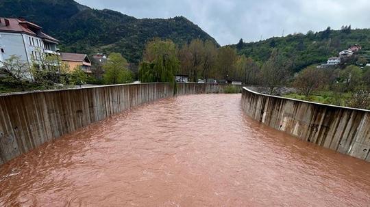 Bartın'da sağanağın ardından deniz çamur rengini aldı