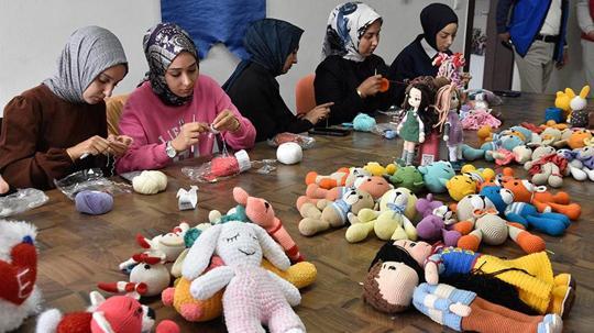 Üniversitelilerin ördüğü amigurumi bebekler, kanser hastası çocuklara hediye edilecek