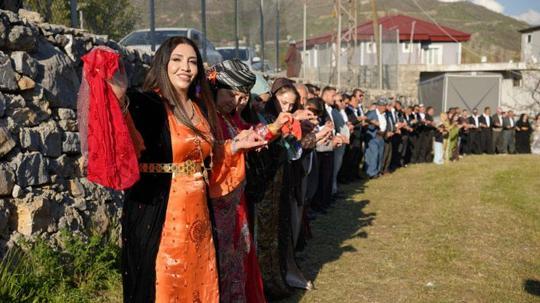 Şırnak’ta aşiretlerin ‘yasak’ kararına rağmen kadınlar halay başına geçti