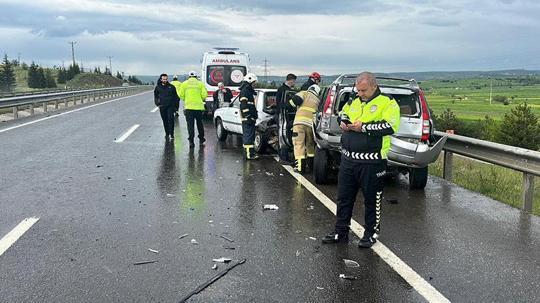 Kütahya’da 3 araçlı zincirleme kaza; 2 yaralı