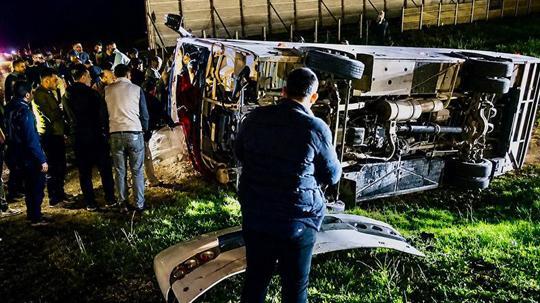 Taraftarları taşıyan yolcu midibüsü devrildi: 25 yaralı
