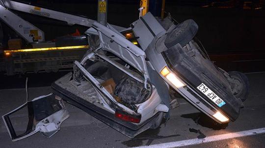 İkiye katlanan otomobilden yaralı çıktılar