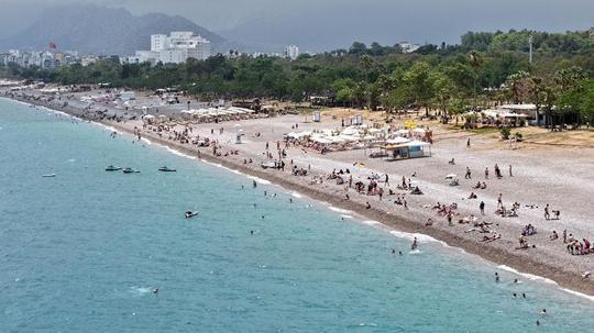 Antalya'da turizm sezonu açıldı; plajda 1 günün maliyeti 1500 TL