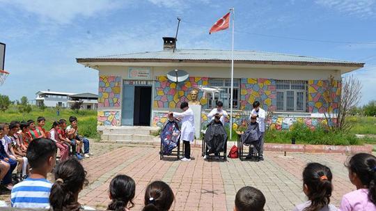Meslek lisesi öğrencileri kırsalda çocukları bayrama hazırlıyor