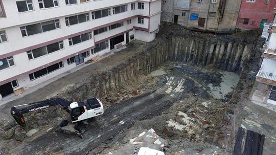 Temel kazısında meydana gelen zemin kayması nedeniyle 6 bina tedbir amaçlı boşaltıldı