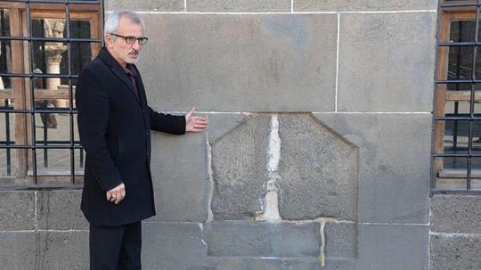'Diyarbakır'da tarihi Ulucami'nin duvarlarındaki 2 boşluk, kayıp kitabelere işaret ediyor'