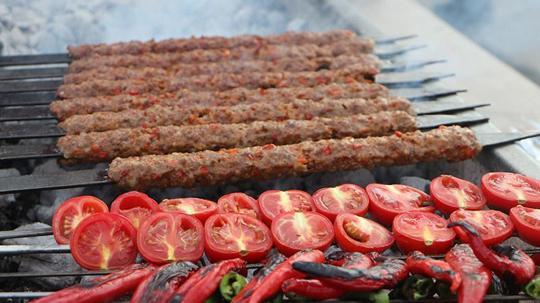 Diyabet, kolestrol, tansiyon hastalarına uzmanından et ve tuz tüketimi uyarısı: Tatil moduna girmeyin