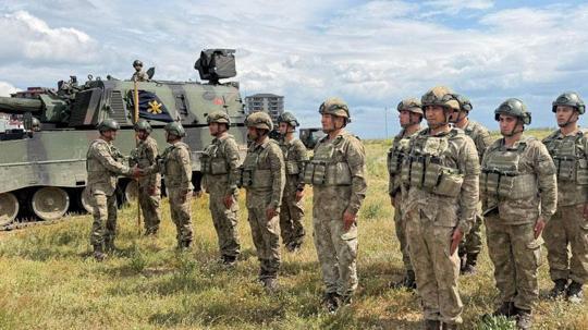 Bayramı kışlada karşılayan Mehmetçik, komutan ve silah arkadaşlarıyla bayramlaştı