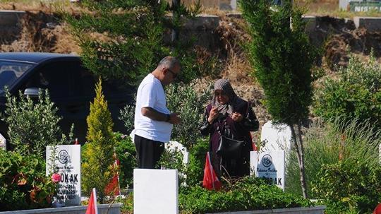 Hatay'da deprem şehitliğinde buruk bayram