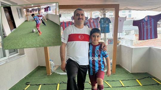Oğlunun hayali için evinin balkonunun mini futbol sahasına çevirdi