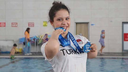Milli para yüzücü Meryem, dünya şampiyonu oldu: Her yerde Türk bayrağını dalgalandırmak istiyorum