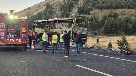 Denizli'de bariyerlere çarpan yolcu otobüsü yandı: 1'i bebek 8 ölü, 33 yaralı