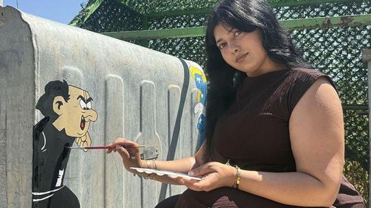 Hastalıkları resimle geride bırakan Meryem, çöp konteynerlerini tuvale çevirdi