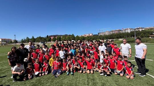 Milli futbolcu Cengiz Ünder, yetiştiği kulüpte gençlerle buluştu
