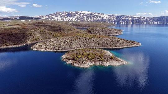Nemrut Krater Gölü'nde turizm sezonu açıldı; eşsiz manzara ziyaretçileri bekliyor