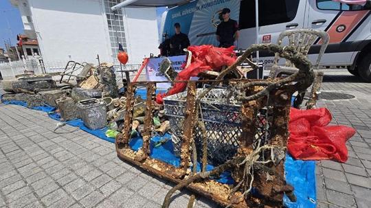 Mudanya’da denizden 2,5 ton atık çıkarıldı
