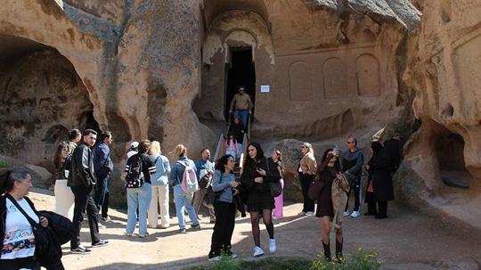 Kapadokya'nın en büyük katedralinde turist yoğunluğu