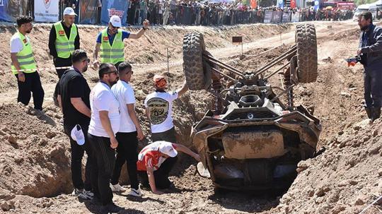 Sivas'ta off-road heyecanı; takla atan araç kepçeyle kurtarıldı