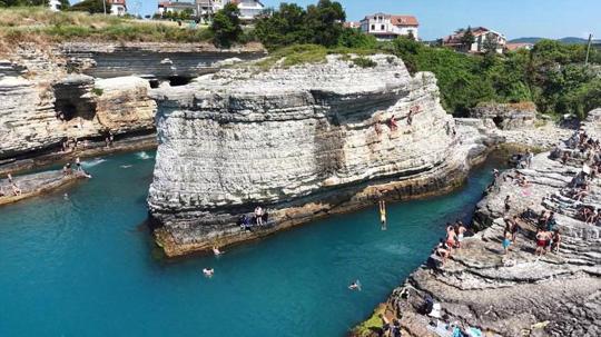 Adrenalin tutkunlarının Kartal Kayalar’da tehlikeli atlayışı