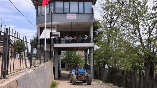 Altından yol geçen mahalle konağı farklı mimari yapısıyla ilgi görüyor