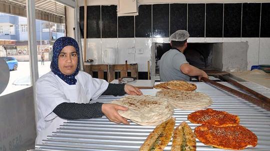 Anne, oğlu için açtığı fırında çalışmaya başladı