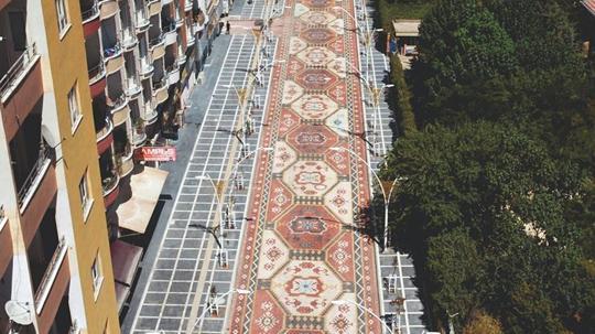 Mardin'de halı motifli cadde ilgi görüyor