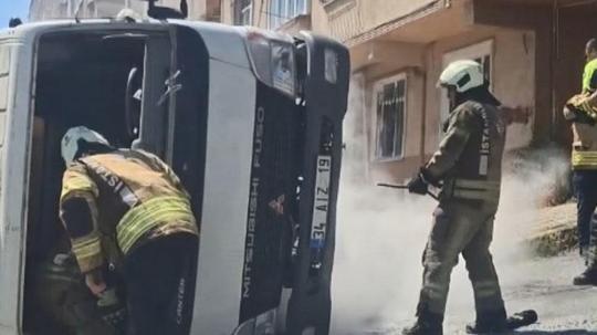 Sultangazi'de rampada kayan kamyonet, park halindeki otomobilin üzerine devrildi