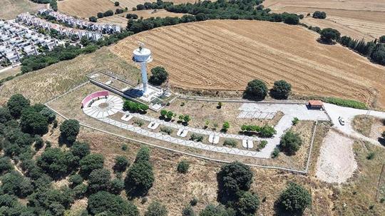Dardanos Tabyası, düşman gemileri tarafından doğrudan vurulamaması için antik kent üzerine inşa edilmiş