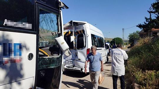 Kırşehir'de işçi servis midibüsü, minibüse çarptı: 1'i ağır 17 yaralı