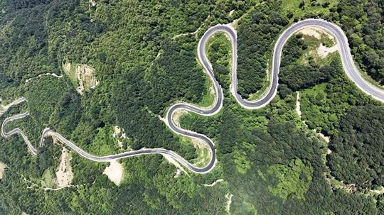 Domaniç Dağları'na uzanan 'kıvrımlı yollar'ın eşsiz manzarası dronla görüntülendi