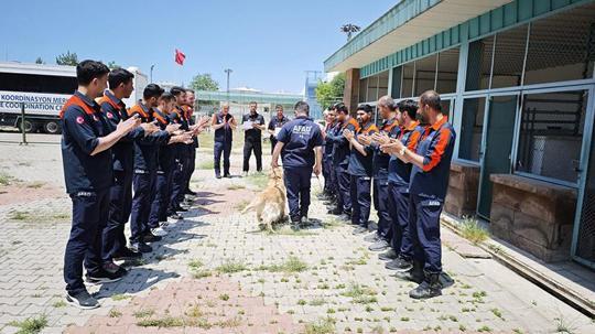 Emekliliği beklenen kahraman köpek 'Köpük', 9 yaşında grup ikincisi oldu